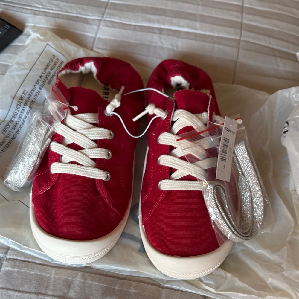 Red little sneakers with additional silver sparkle laces